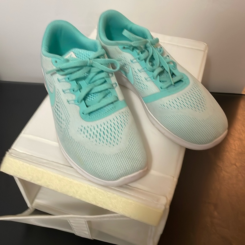 Nike free’s run mint green